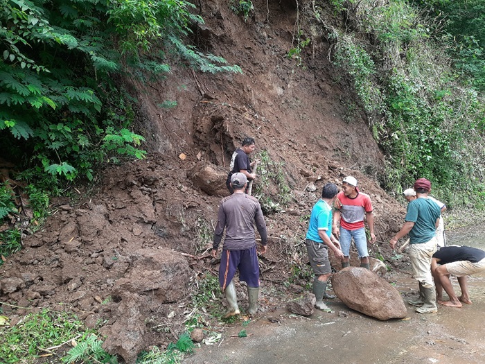 GOTONG ROYONG: Sejumlah warga Dusun Tegalrejo Desa Jarak Kecamatan Wonosalam, Jombang saat gotong royong membersihkan material longsor.