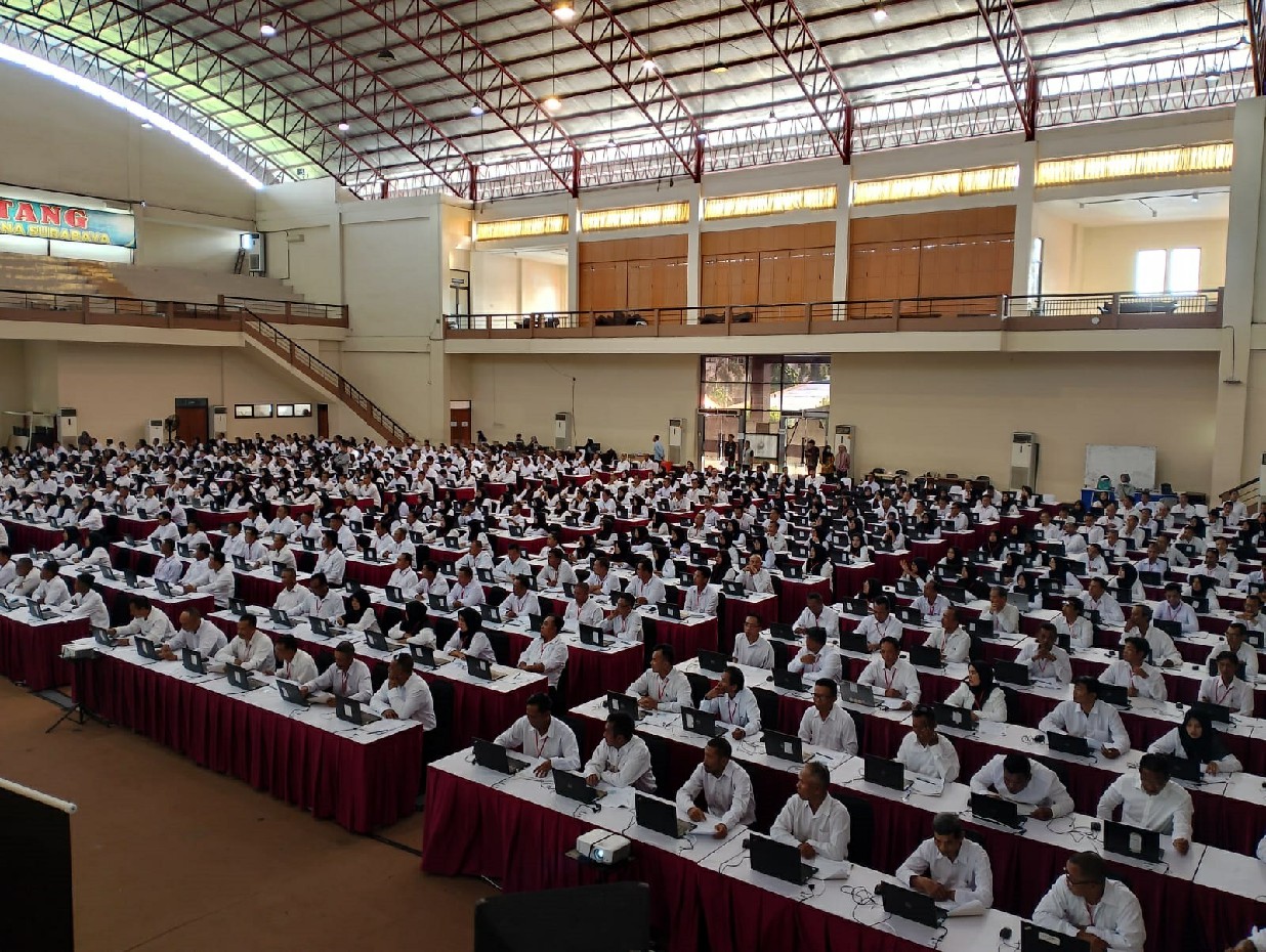 FOTO: peserta mengerjakan soal seleksi kompetensi di Universitas PGRI Adi Buana Surabaya, Sabtu (7/8).