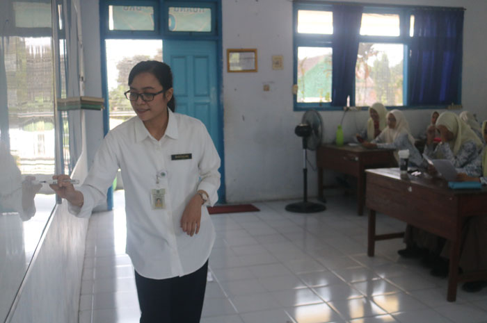ILUSTRASI: Salah satu guru SMAN 1 Jombang saat mengajar di kelas.