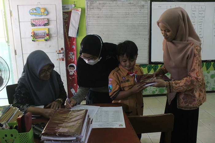 MOLOR: Pembagian kain seragam gratis di SDN Jombatan 3 Jombang, Juli 2024.