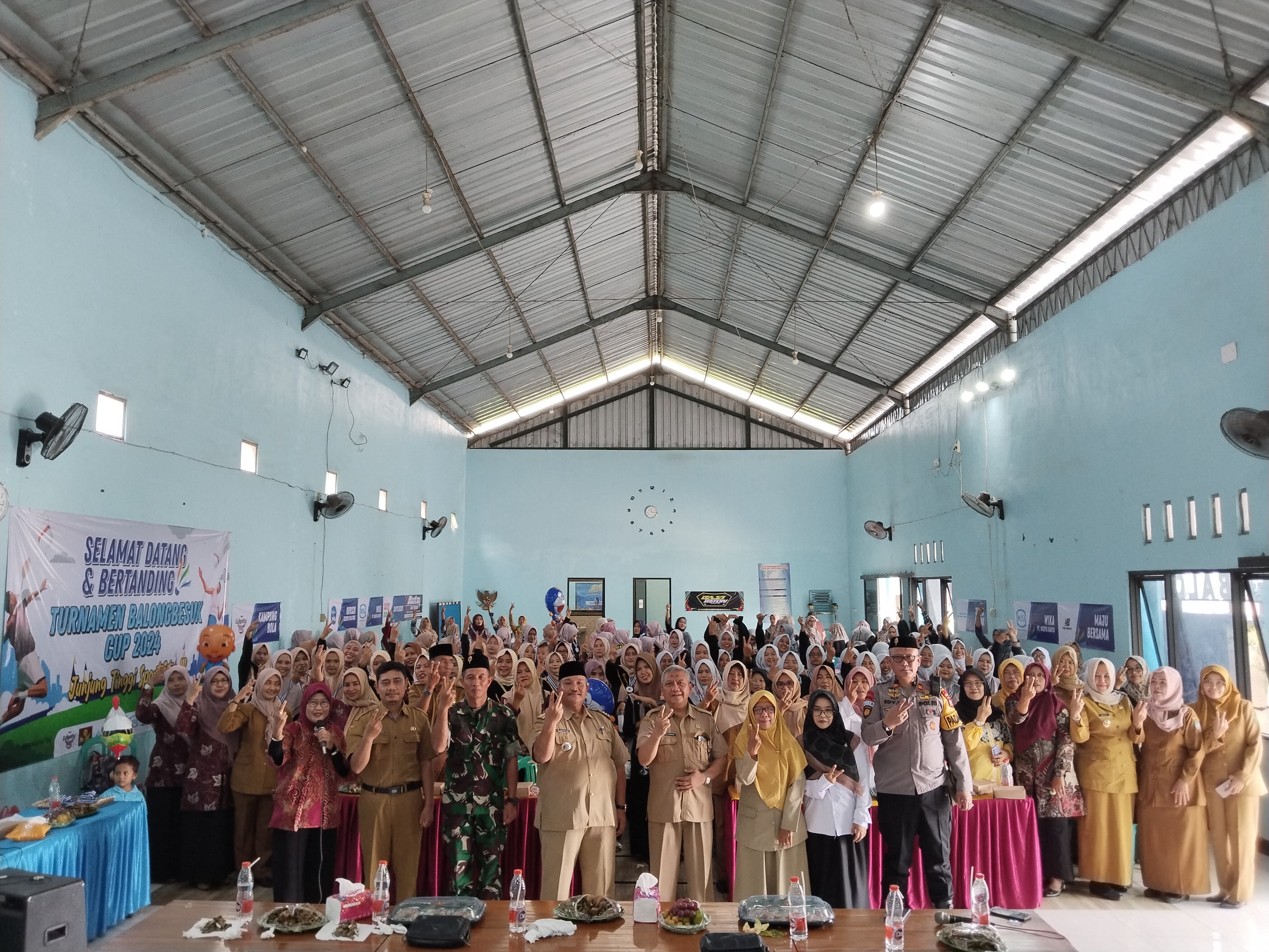 KOMITMEN BERSAMA: Seluruh jajaran Forkopincam Kecamatan Diwek dan peserta wisuda SOTH di gedung serba guna Desa Balongbesuk, Diwek, Jombang.