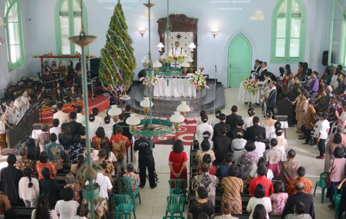KHIDMAT: Jemaat mengikuti ibadah kebaktian natal di GKJW Mojowarno, Jombang, Rabu (25/12).