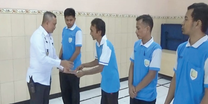 BERI KERINGANAN: Sejumlah warga binaan Lapas Kelas IIB Jombang mendapat remisi tahanan saat hari Natal, (25/12).