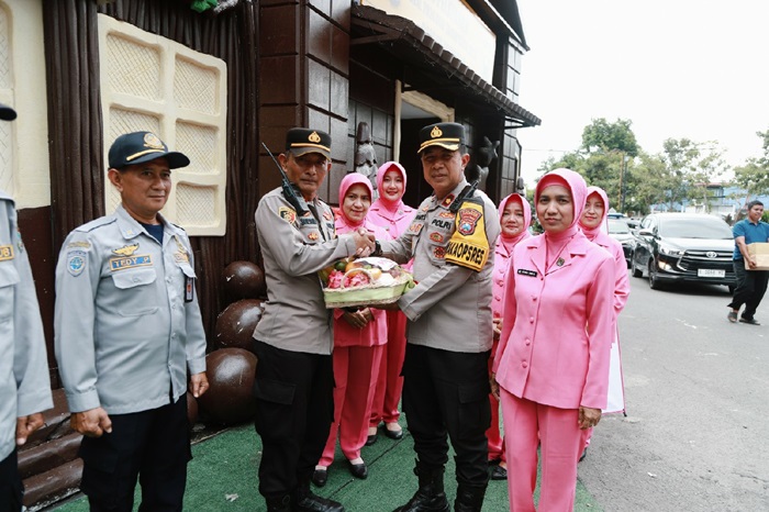 Wakapolres Jombang Kompol Hari Kurniawan bersama jajaran pejabat utama (PJU)  dan Bhayangkari meninjau Pospam dan Posyan Operasi Lilin Semeru 2024.