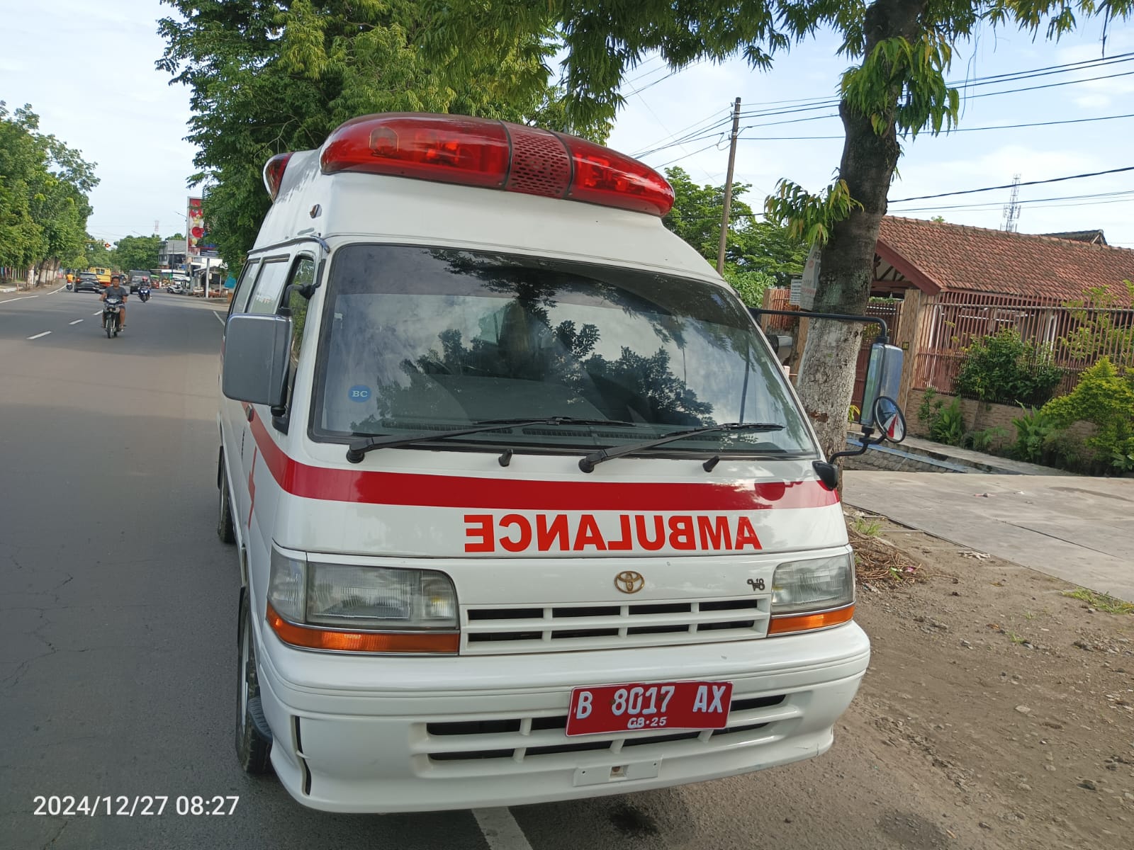 Kecelakaan melibatkan mobil ambulans dan pengendara motor terjadi di Jl KH Hasyim Asy&rsquo;ari, Jombang, Jumat (27/12) pagi.