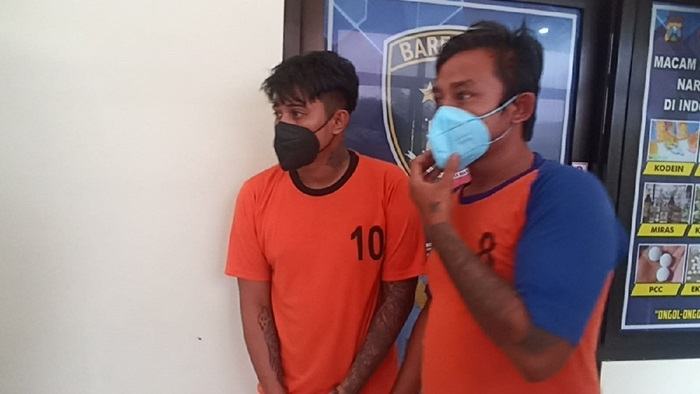 Polres Jombang  menangkap dua orang pengedar narkoba jenis sabu-sabu sebanyak 50 gram lebih dalam kemasan paket hemat.