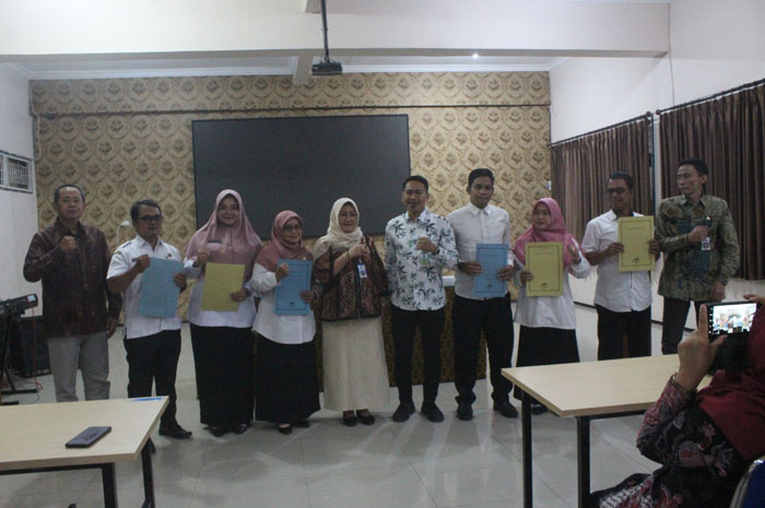 KOMPAK: Para guru penerima SPMT bersama Plt Kepala Cabang Dinas Pendidikan Wilayah Kabupaten Jombang, Evi Dwi Widajanti MM.