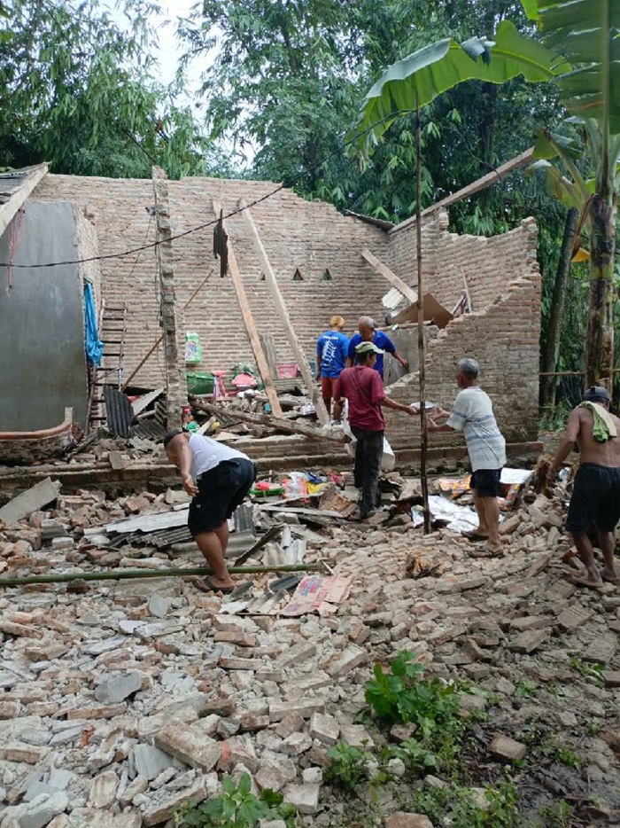 TAK BISA DITEMPATI: Rumah anak yatim, Wahyu Novianti,15, di Dusun Magoan Desa Kesamben, Kecamatan Ngoro, Jombang yang disapu angin, Senin (23/12).