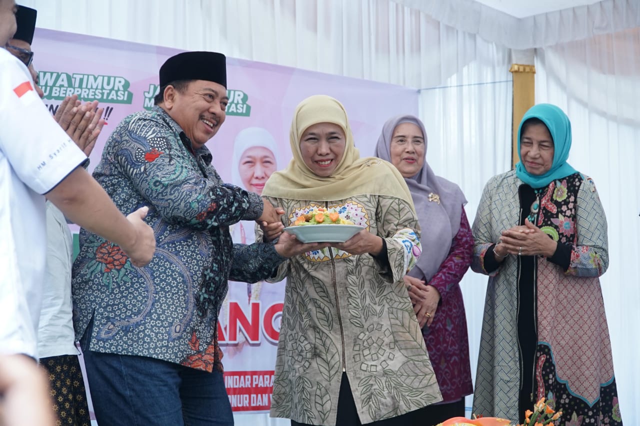 SINERGI: Gubernur Jatim terpilih, Khofifah Indar Parawansa, menyerahkan potongan tumpeng kepada Bupati Jombang terpilih, Warsubi, saat acara tasyakuran, (28/12).
