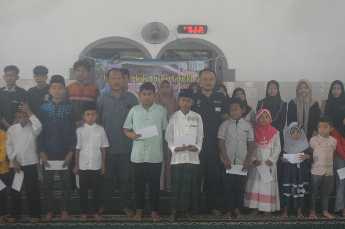 KOMPAK: Manajer Teknik PG Djombang Baru Saifuddin Hidayat (kaos hitam) foto bersama dalam Jumat Berkah dan Berbagi Kasih, Jumat (27/12).
