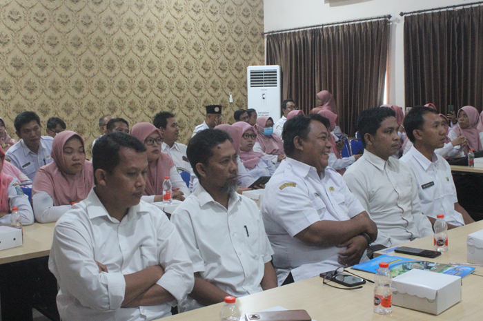 guru PPPK menerima SPMT di SMKN 1 Jombang, Jumat (27/12)