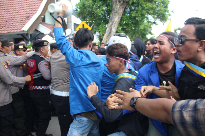RICUH: Sejumlah polisi dan mahasiswa yang tergabung dalam Cipayung Plus menggelar aksi demo di depan kantor DPRD Jombang kemarin (30/12).