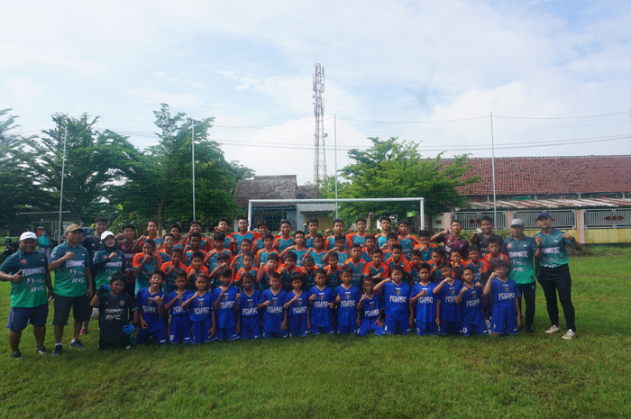 SEMANGAT OLAHRAGA: Kepala Desa Watudakon, Kesamben, Jombang Suharto bersama jajaran pengurus dan para pemain akademi Pesawat FC.