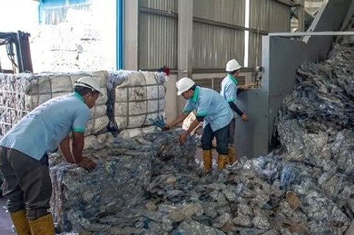 SELEKTIF: Pegawai pabrik PT BIPJ di Kabuh, Jombang memproses pengolahan sampah plastik PET menjadi pellet food grade.