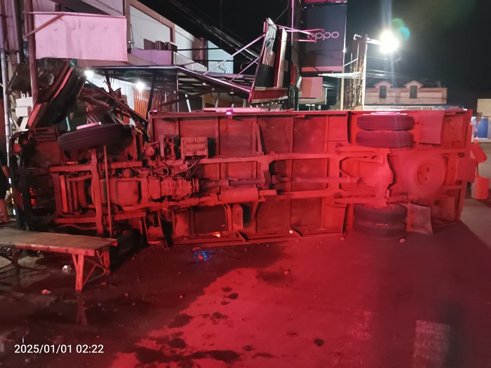 Sebuah truk di Jombang mengalami kecelakaan saat malam pergantian tahun, Rabu (1/1) dini hari