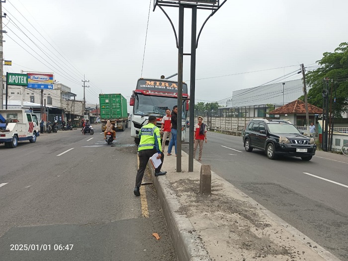 Kecelakaan melibatkan Bus AKAP Mira dan sebuah truk box terjadi di Jalur Arteri Nasional Desa Janti, Kecamatan Jogoroto Jombang Rabu (1/1) pagi