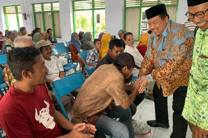 PEDULI: Bupati terpilih Jombang Warsubi saat menyerahkan bantuan kepada penyandang disabilitas.