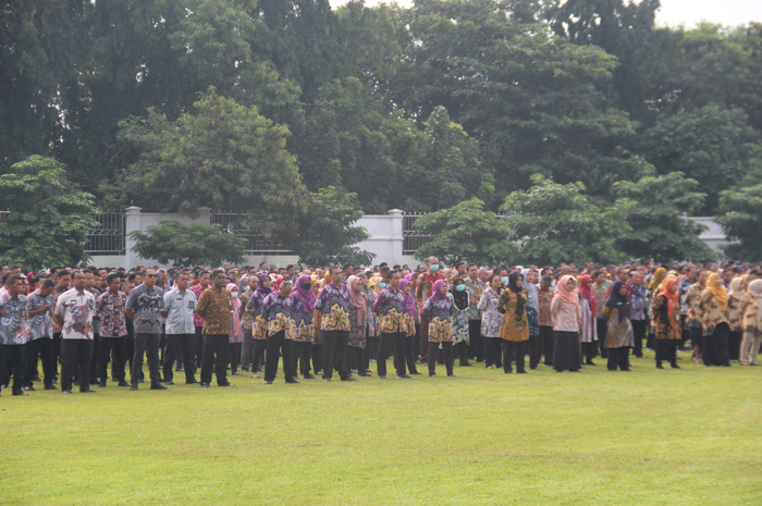 DISIPLIN: ASN di lingkup Pemkab Jombang saat mengikuti apel awal kerja 2025 di Lapangan Pemkab Jombang, Kamis (2/1).