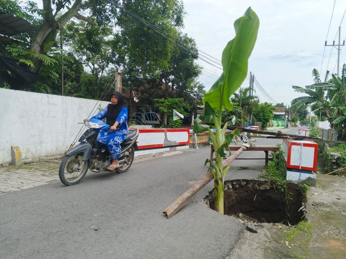 BOLONG: Kondisi jembatan di Desa Jabon Kecamatan Jombang tampak ambles, Kamis (2/1).