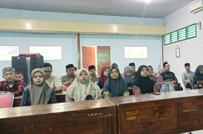 ANTRE: Calon pembimbing mulok menunggu giliran wawancara di Aula 3 Dinas Pendidikan dan Kebudayaan Kabupaten Jombang, (31/12).