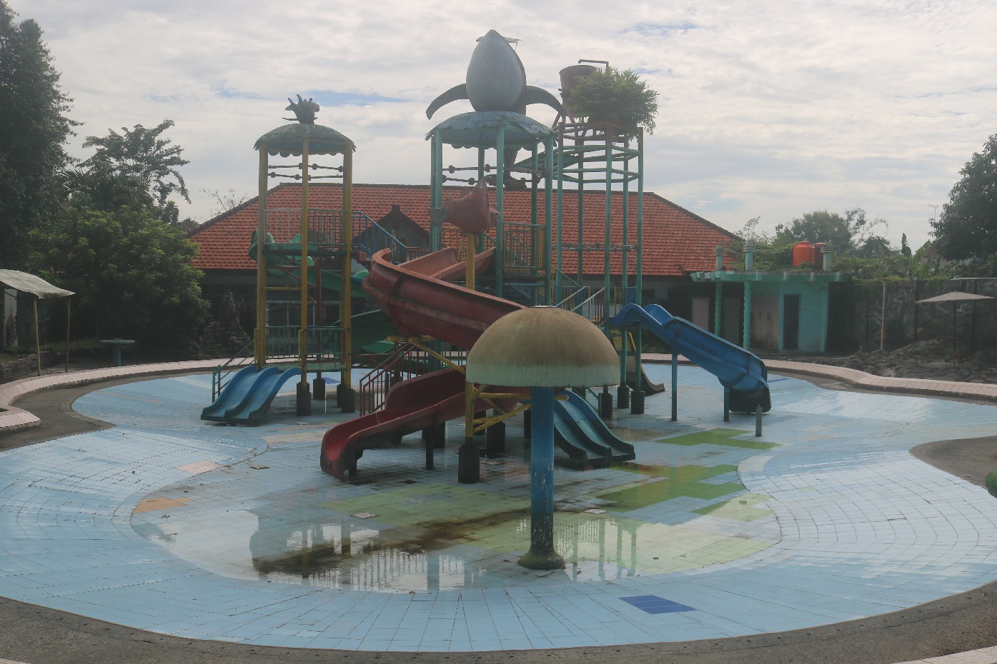 TUTUP: Kondisi waterboom Tirta Wisata di Desa Keplaksari, Kecamatan Peterongan, Jombang yang tak lagi berfungsi.