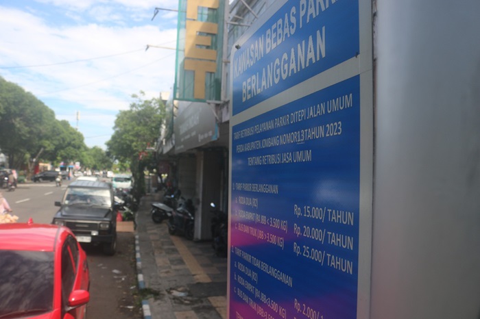 Pemkab Jombang resmi menaikkan retribusi parkir di tepi jalan umum per 1 Januari 2025.