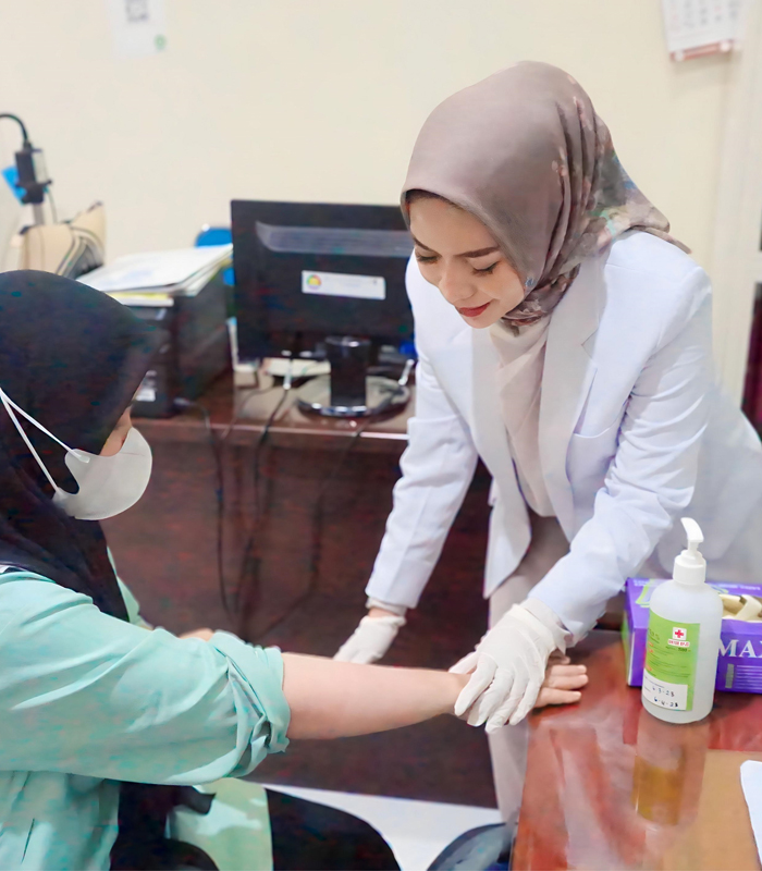 CEKATAN: Petugas kesehatan RSUD Ploso, Jombang tengah memeriksa pasien.