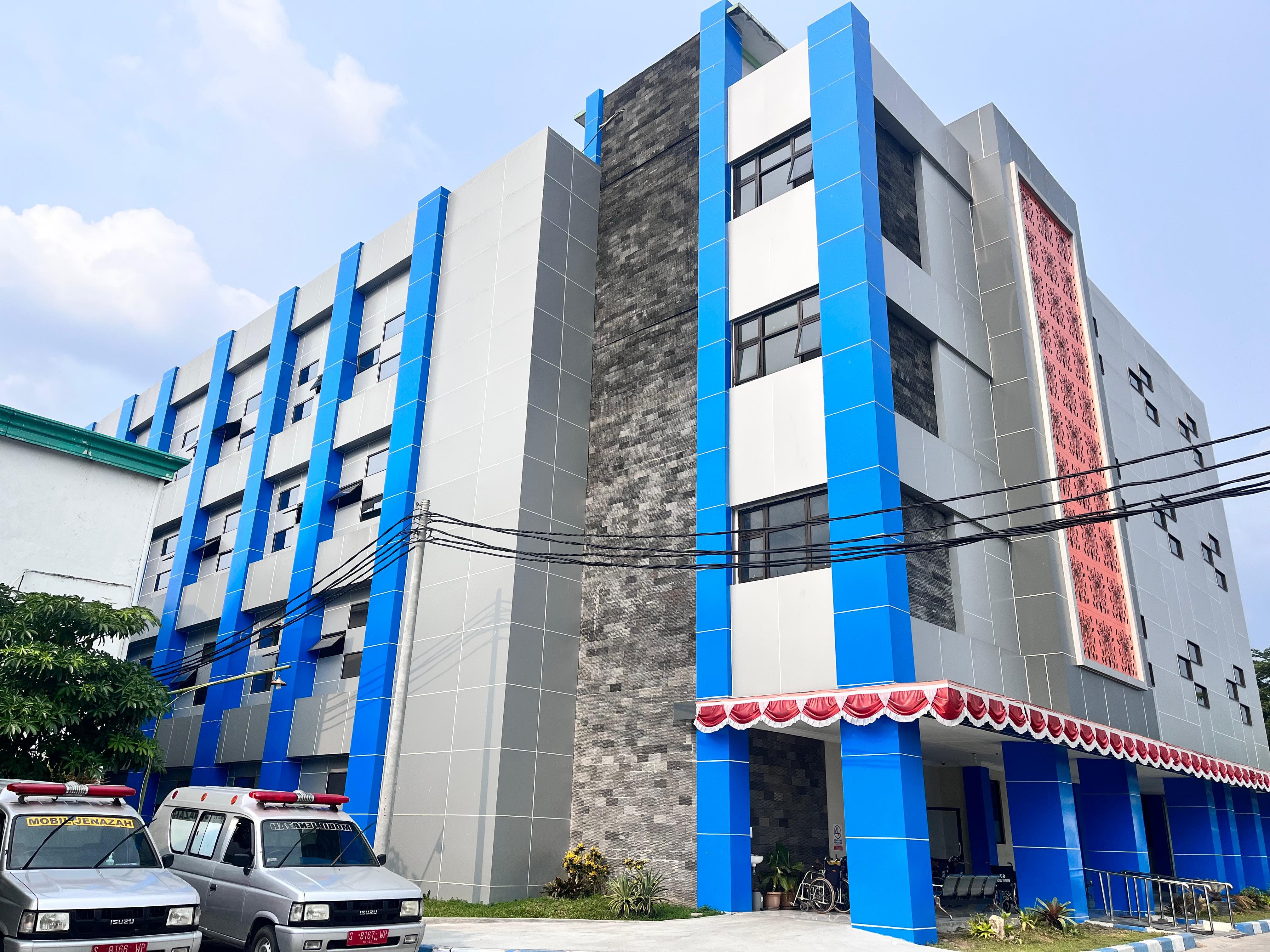 MEGAH: Gedung pelayanan kesehatan RSUD Ploso, Jombang.