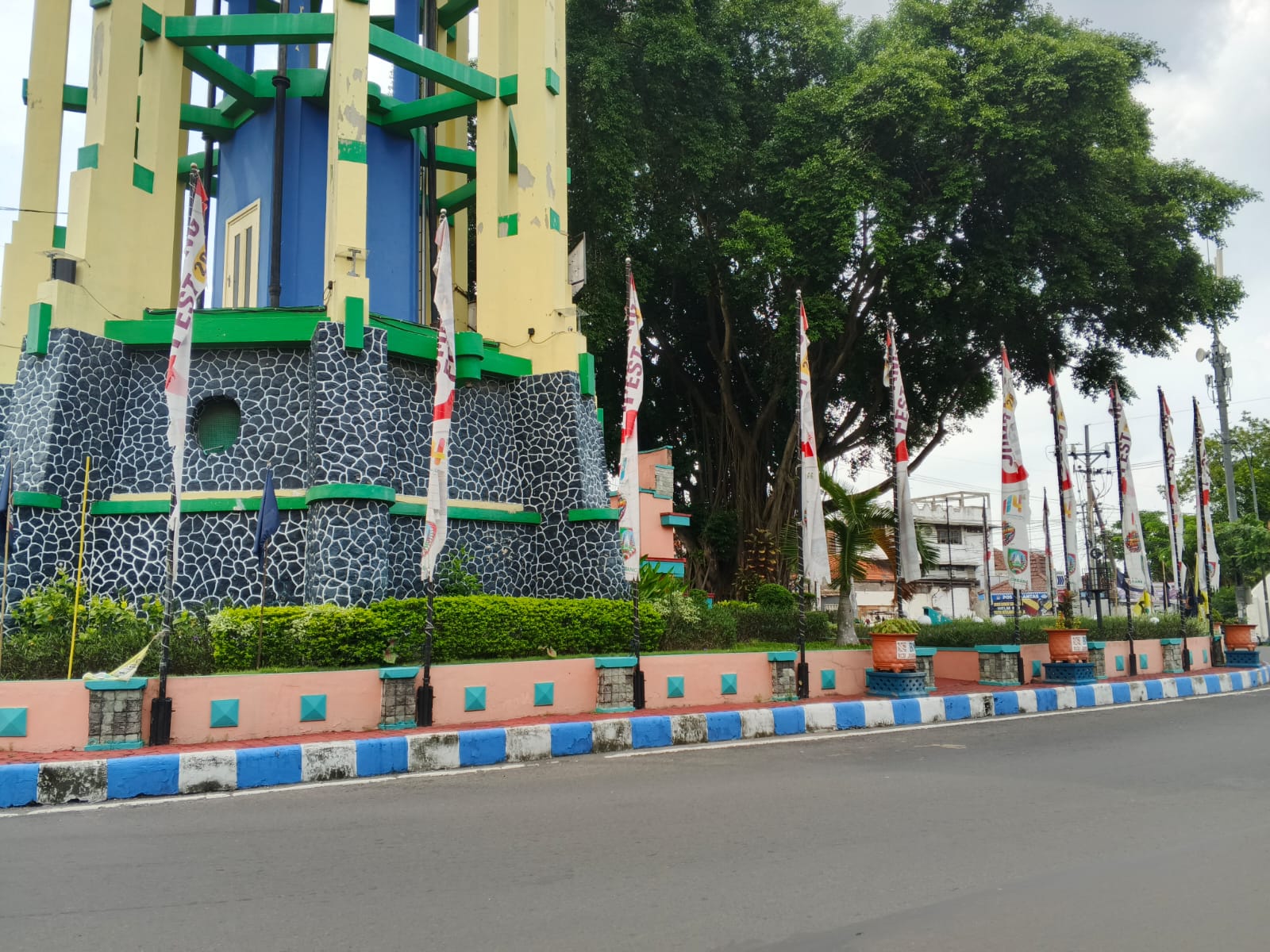 Ringin Contong Jombang dihiasi bendera parpol dan umbul-umbul.