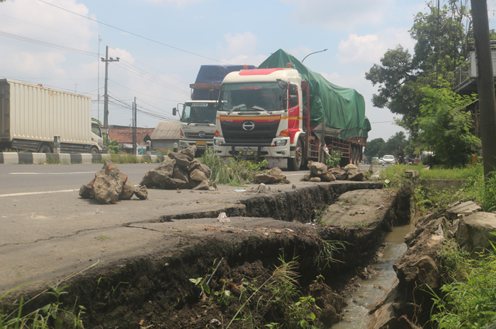 AMBLES: Kondisi bahu jalan nasional yang ambles di Desa Janti, Kecamatan Jogoroto, Selasa (7/1).