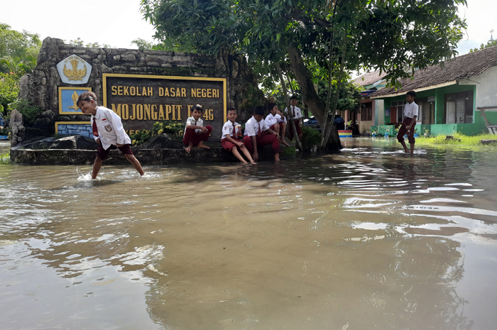 BANJIR: Kondisi SDN Mojongapit 3 Kecamatan Jombang yang banjir kemarin (7/1).