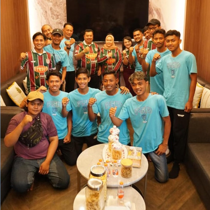 KOMPAK: Bupati terpilih Jombang Warsubi menerima kunjungan manajemen PSID Jombang di kediamannya di Desa Mojokrapak, Kecamatan Tembelang, Kabupaten Jombang, Rabu (8/1).