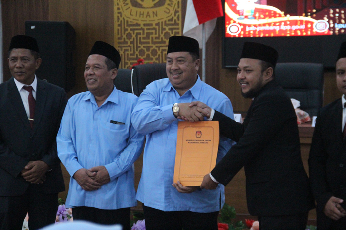 RESMI: KPU Jombang menggelar rapat pleno terbuka penetapan Warsubi-Salman sebagai bupati dan wabup terpilih.