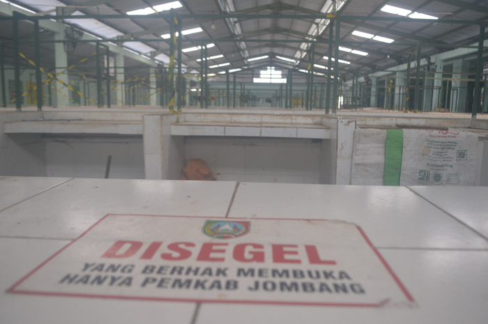 DISEGEL: Deretan kios Pasar Perak, Jombang usai dibangun kini sepi dan ditinggal pedagang.