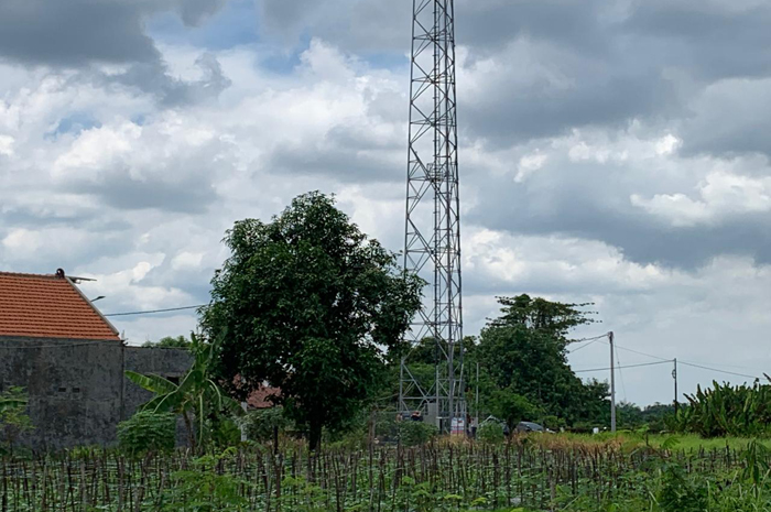 TERUS DIBANGUN: Pembangunan Tower di Dusun Budug, Desa Tugusumberjo Peterongan, Jombang menuai protes warga setempat.