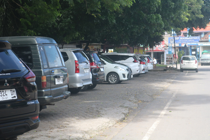 TAK MASUK PAD: Kantong parkir Taman Mojoagung, Jombang selama ini dikelola masyarakat sekitar (3/1).