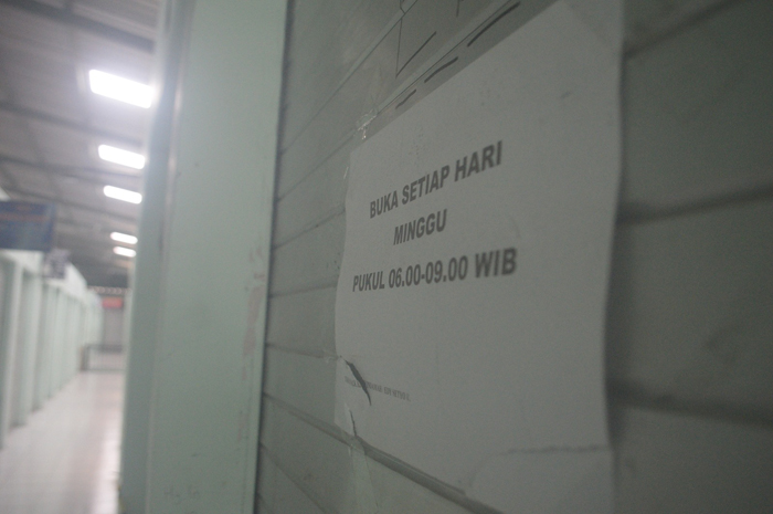 TUTUP: Deretan kios Pasar Perak yang ditinggal pedagang dipasang stiker segel oleh Pemkab Jombang.