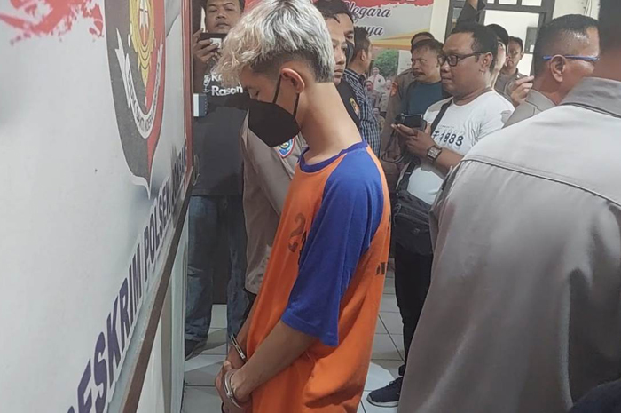DITANGKAP: Pelaku pembunuhan diamankan di Mapolsek Jombang, (10/1).