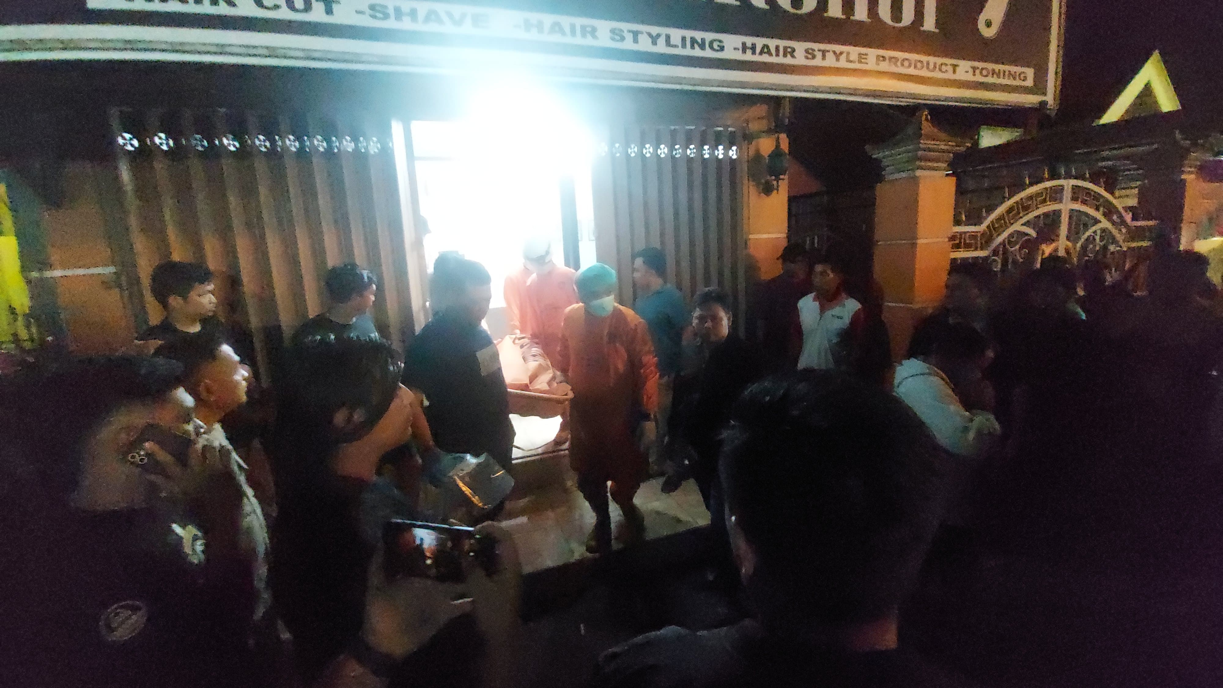Karyawan Indomaret asal Kediri tewas bersimbah darah di sebuah barbershop Jl Dr Wahidin Sudiro H, Desa Sengon, Kecamatan Jombang, Kamis (9/1) malam.