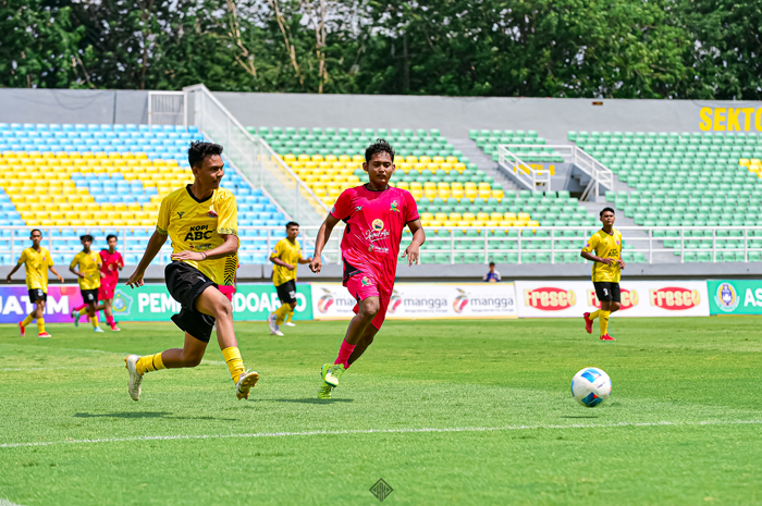 SULIT DIBENDUNG: Striker Akor FC, Wiranto (merah), saat bertanding lawan Gen B Mojokerto di Gelora Delta Sidoarjo, Kamis (9/1).