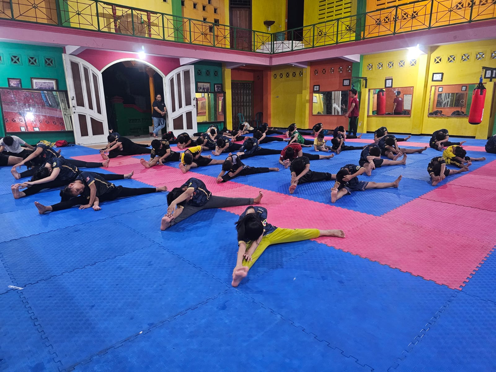 PERSIAPAN: Atlet JKC saat latihan di Dojo Mahameru Jombang.