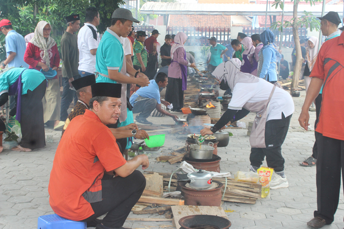 SEMANGAT: Peserta lomba ngliwet tradisional kompak memasak bersama di halaman Kantor Kemenag Jombang, kemarin (10/1).