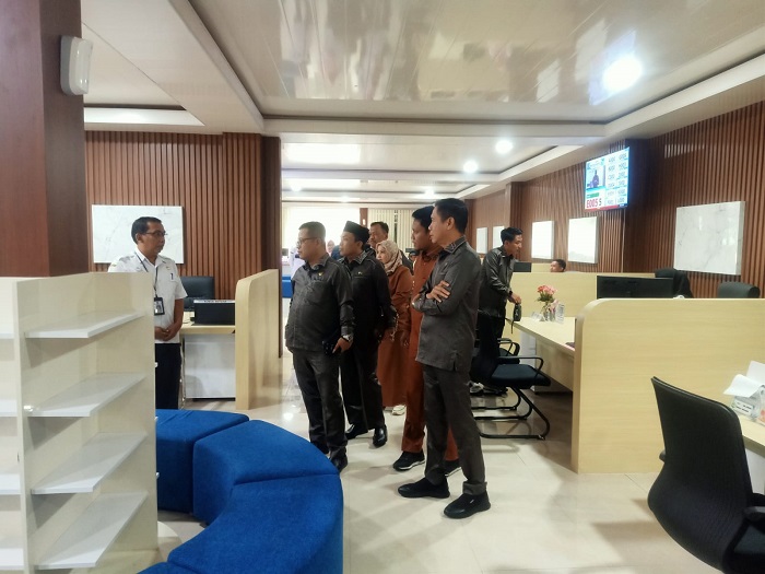 Ketua DPRD Jombang didampingi Komisi B DPRD Jombang melakukan sidak ke gedung mal pelayanan publik (MPP) di kawasan Ruko Simpang Tiga Mojongapit.