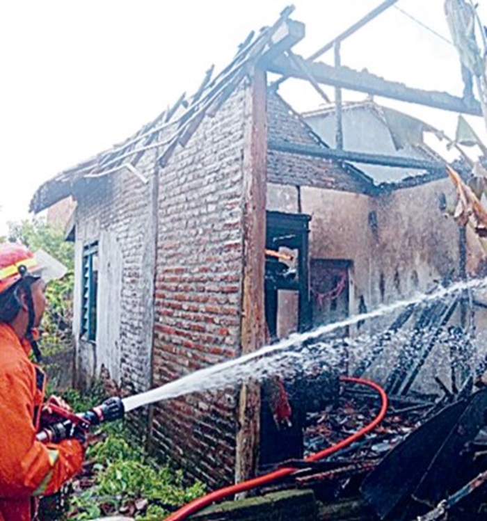 LUDES: Rumah milik Suroto warga di Dusun Keputran, Desa Jatimlerek, Kecamatan Plandaan, Jombang Sabtu (11/1) siang.