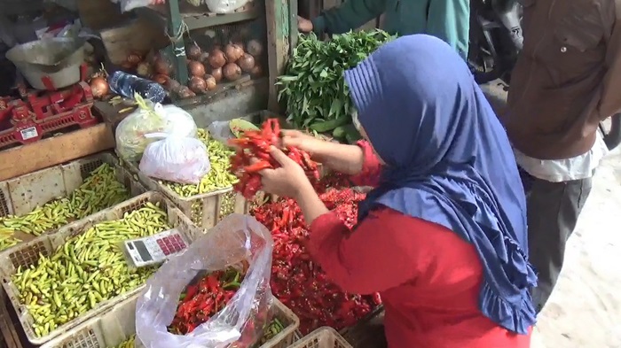 MAKIN MAHAL: Salah satu penjual cabai di Pasar Pon Jombang.