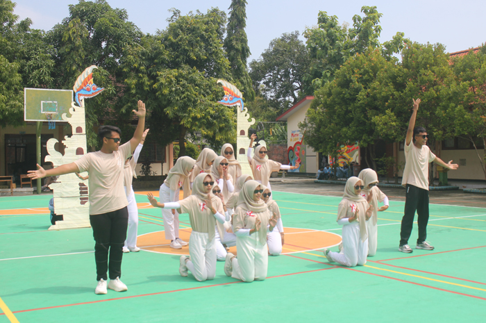 KREATIF: Siswa SMAN Plandaan, Jombang saat menampilkan kreasi sanggar pankreas.