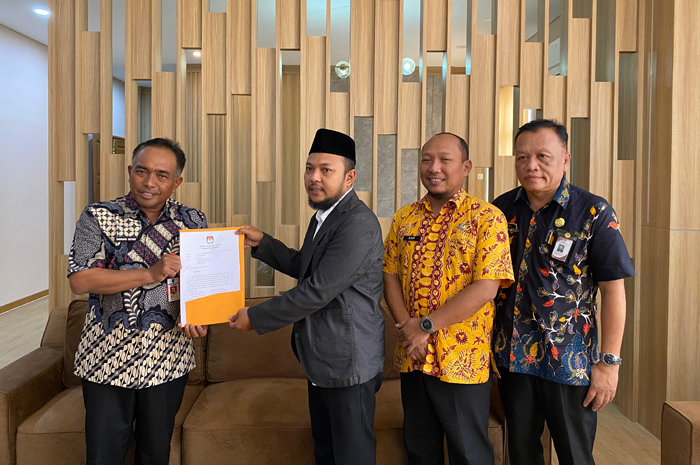KPU Jombang menyerahkan berkas usulan pengesahan dan pengangkatan pasangan calon bupati dan wakil bupati terpilih Kabupaten Jombang dalam Pilkada Serentak 2024 kepada DPRD Jombang.