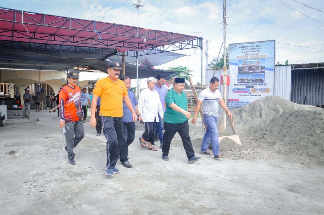 PEDULI: Bupati terpilih Jombang Warsubi saat menghadiri pembangunan masjid di Desa Rejoagung, Kecamatan Ploso, Minggu (12/1).