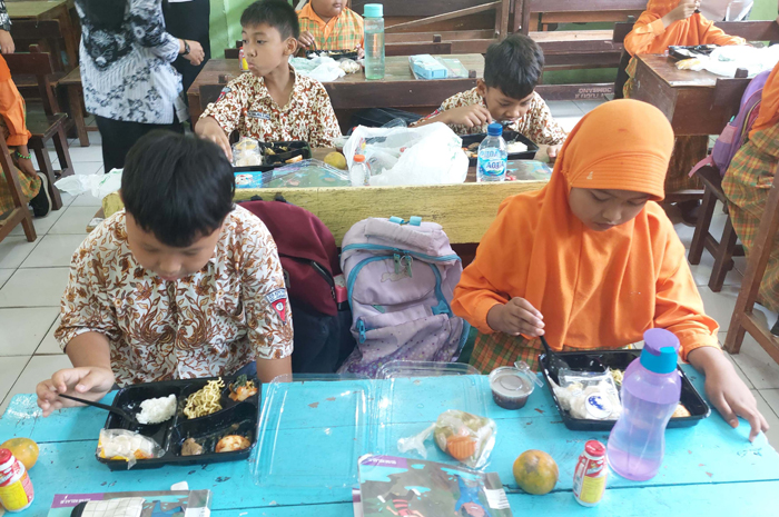 ILUSTRASI: Uji coba makan bergizi gratis di Desa Kepatihan, Kecamatan Jombang, Rabu (25/9).