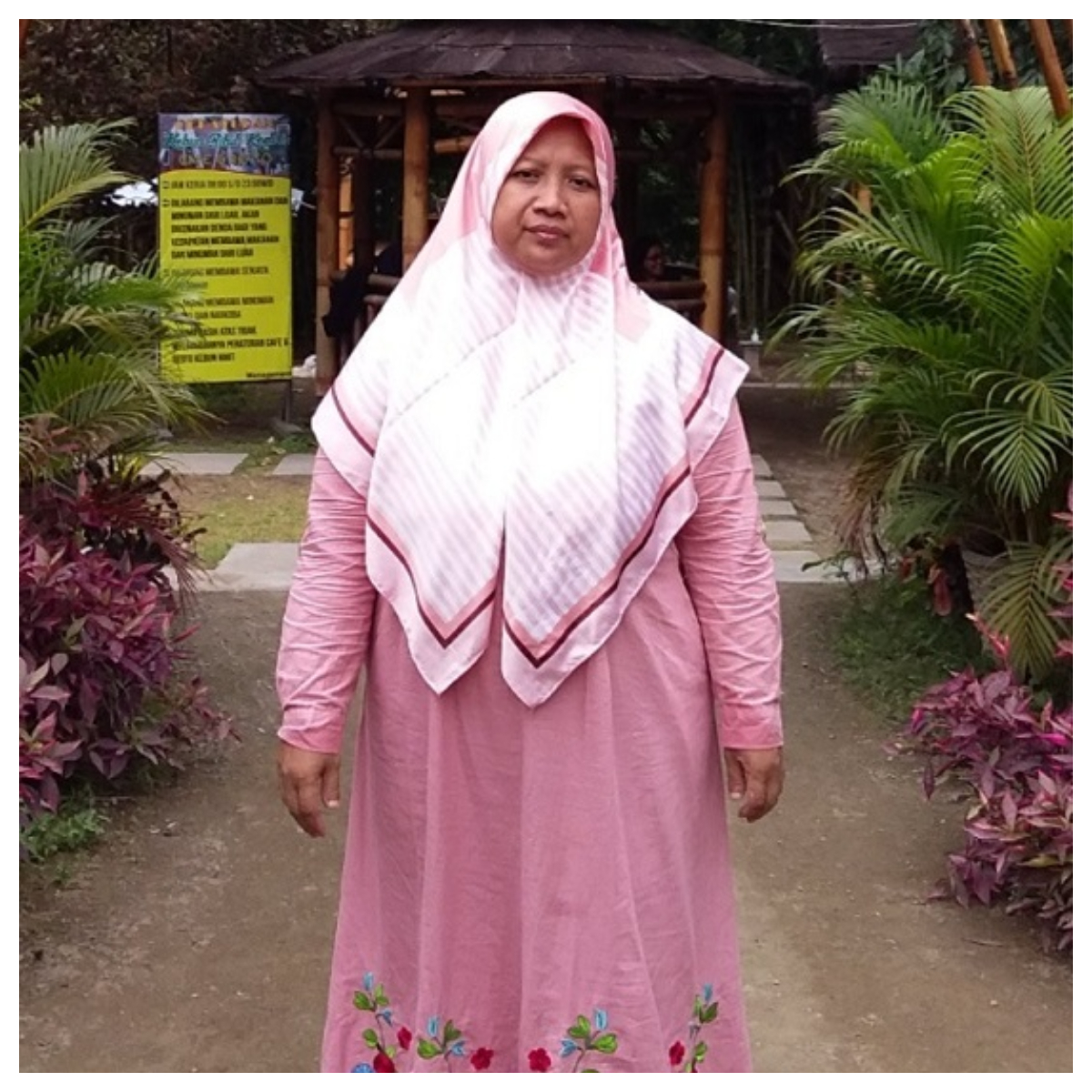 Kepala TU SMAN Kabuh, Asfiyah SSos